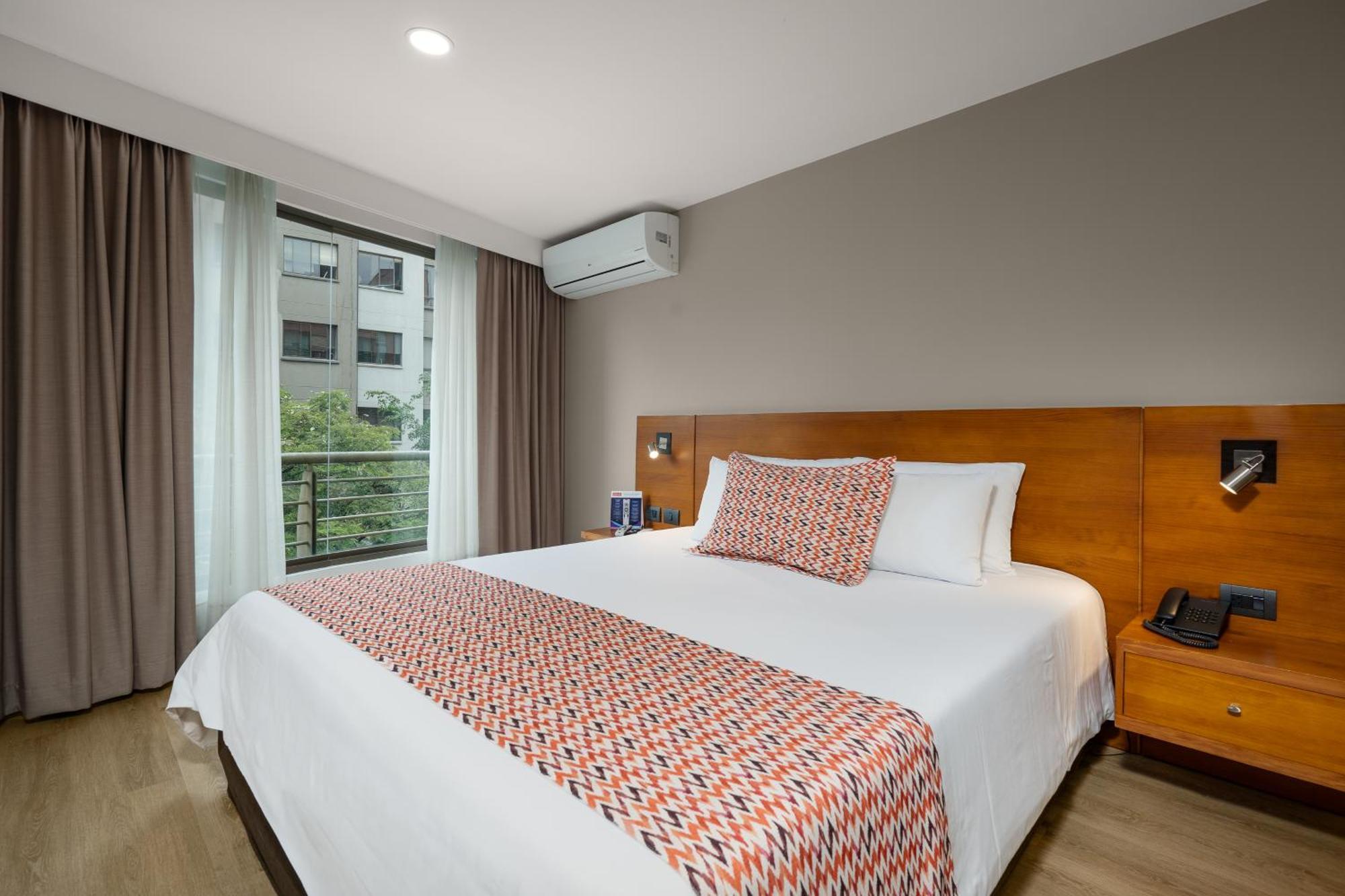 Leblon Suites Hotel Medellin Bagian luar foto